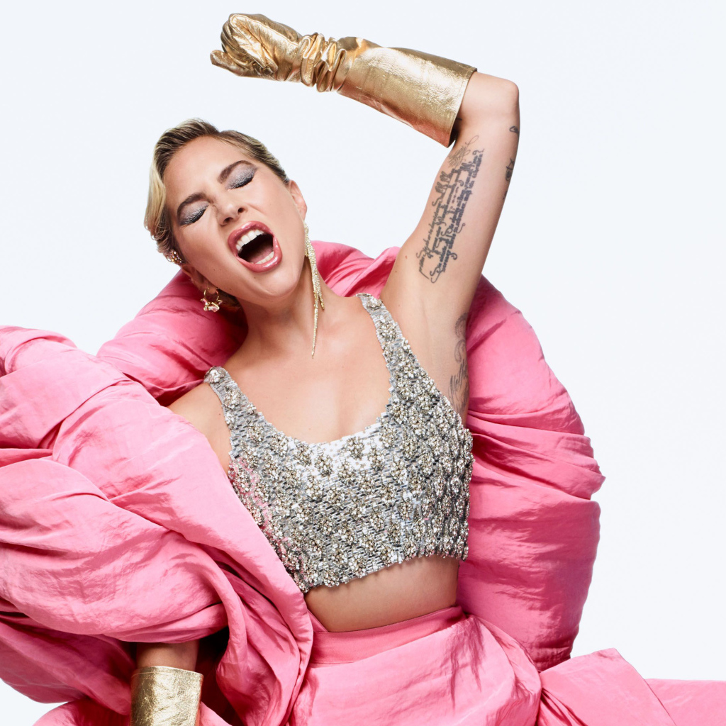 Певица Леди Гага поет на белом фоне