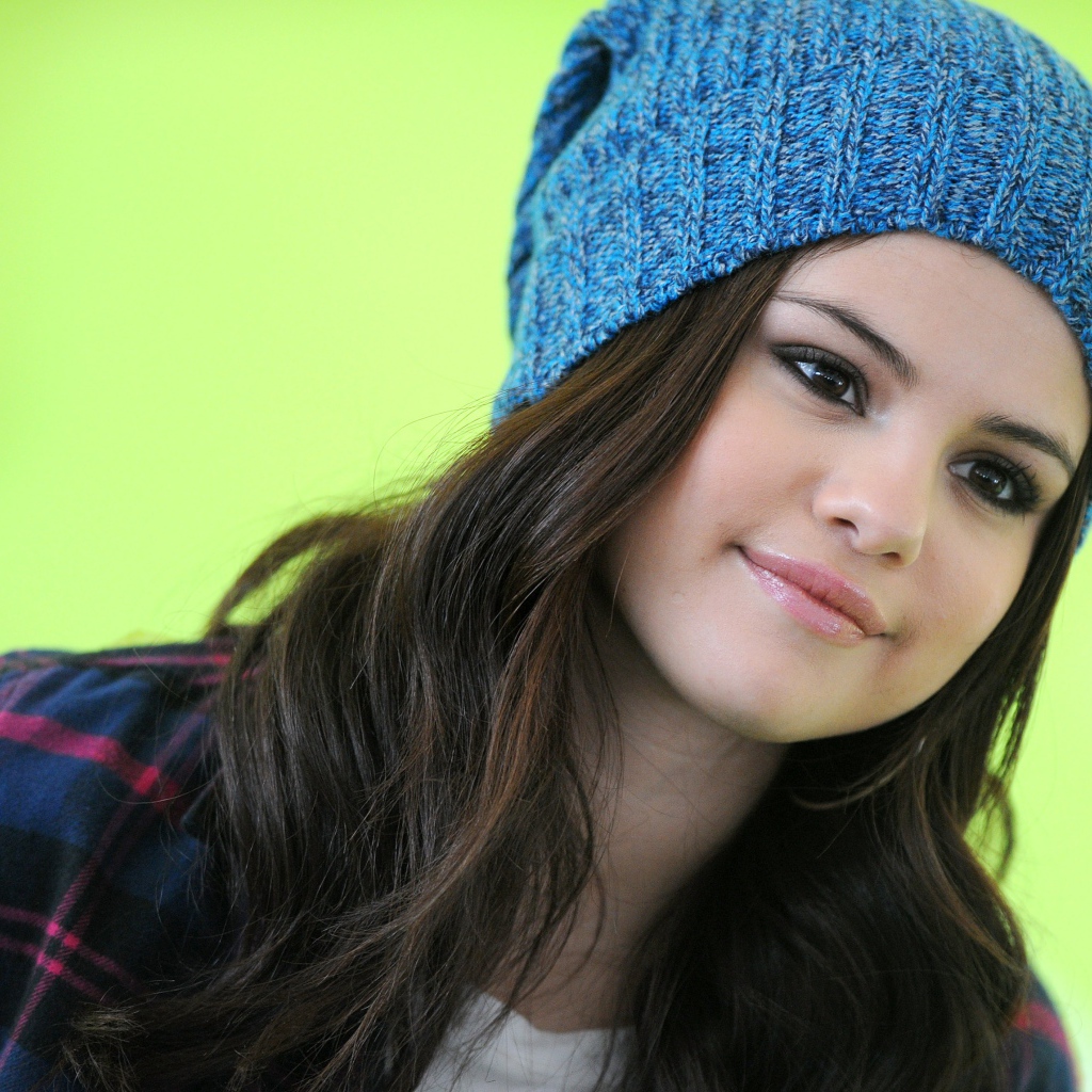 Singer Selena Gomez in a knitted hat