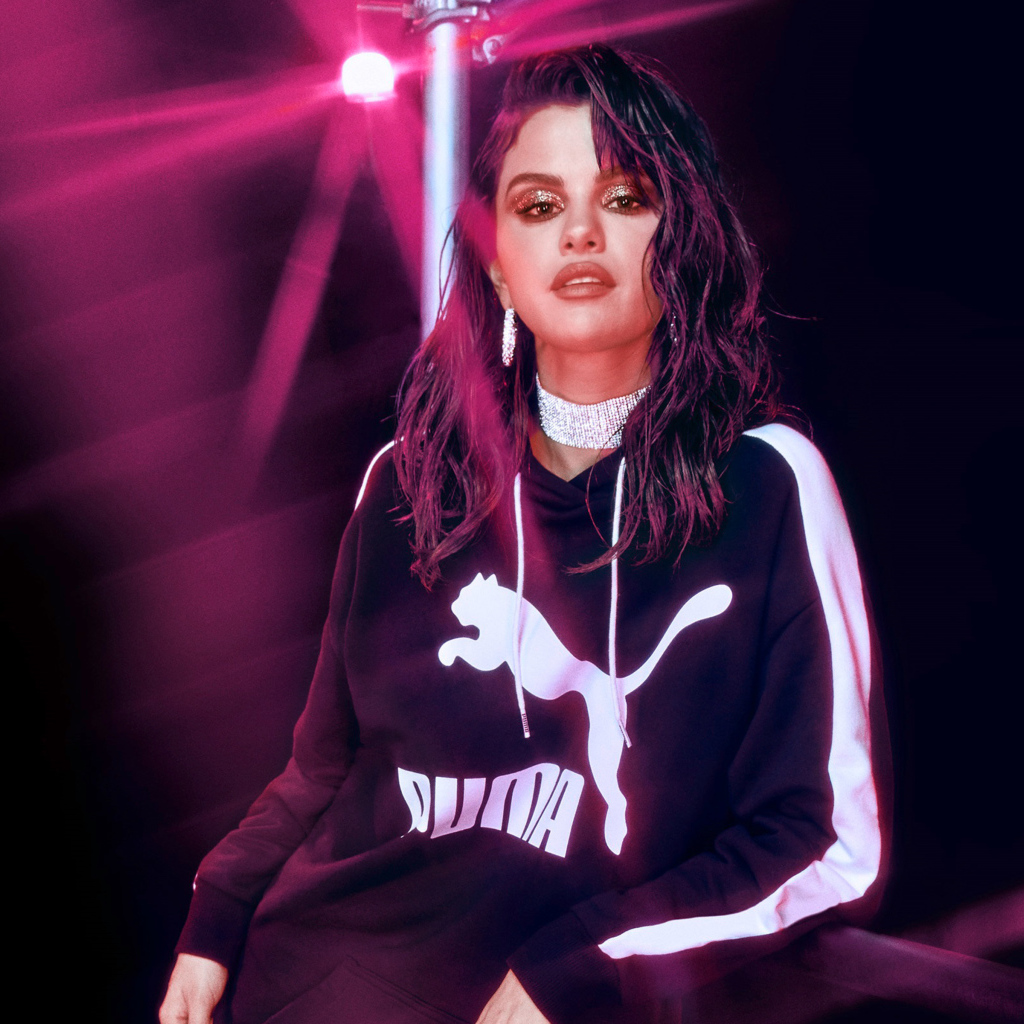 Певица Селена Гомес в спортивном костюме Пума 