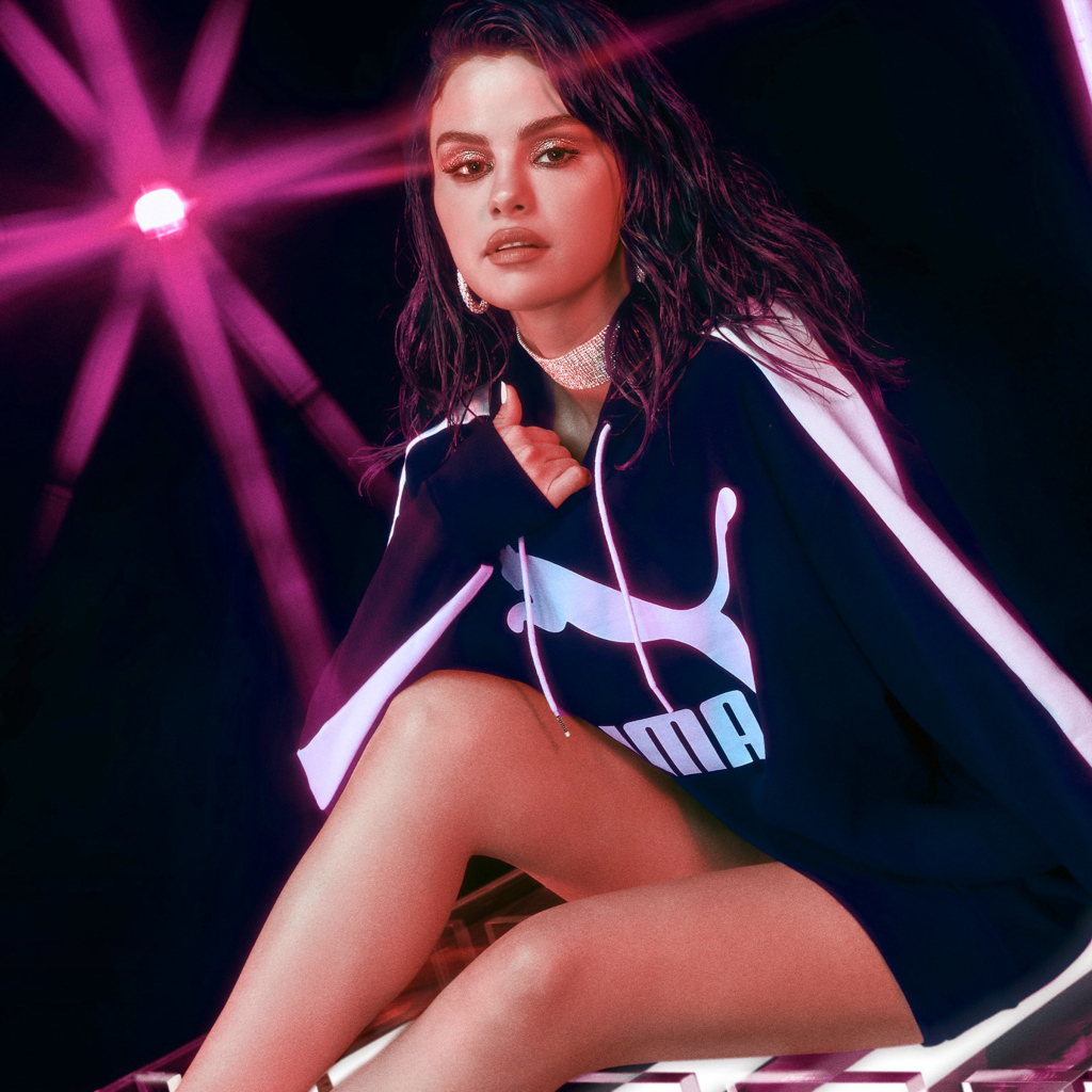 Певица Селена Гомес в спортивном костюме Пума в свете лампы