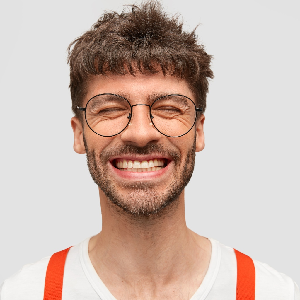 Улыбающийся бородатый мужчина в очках 