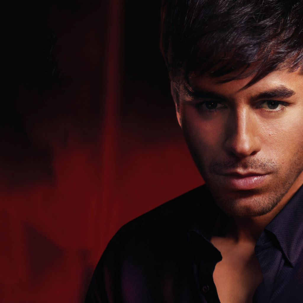 Испанский певец Энрике Иглесиас крупным планом