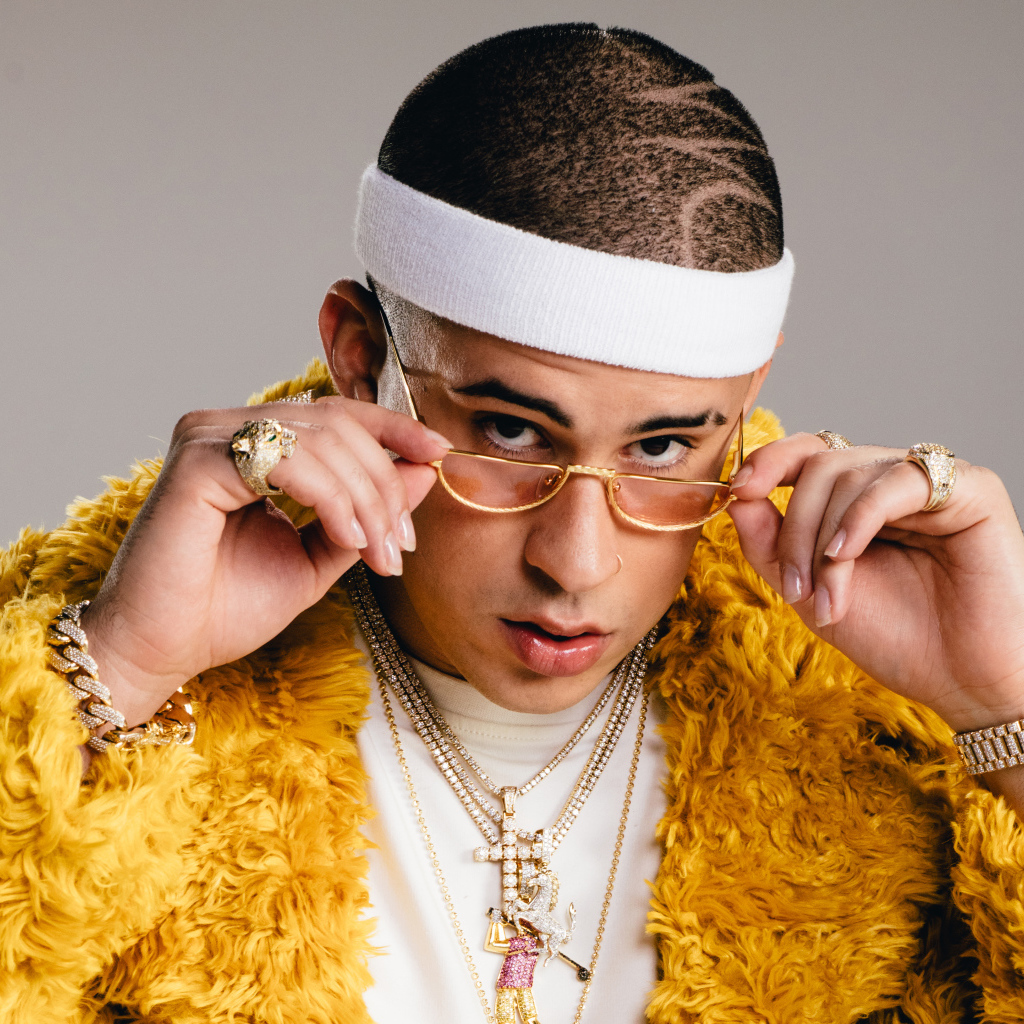Стильный певец Bad Bunny на сером фоне