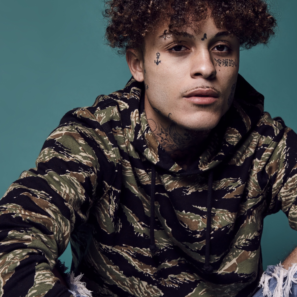 Молодой американский рэпер Lil Skies с татуировками на теле