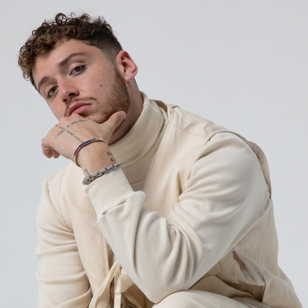 Молодой мужчина, американский певец Баззи в костюме