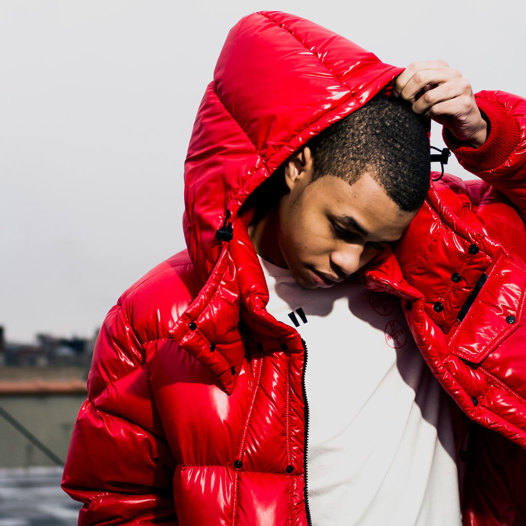 Молодой рэп исполнитель Jay Gwuapo в красной куртке