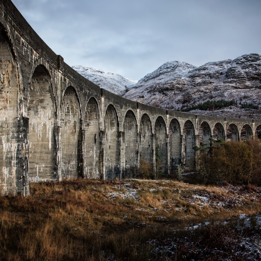 Мост акведук на фоне гор 