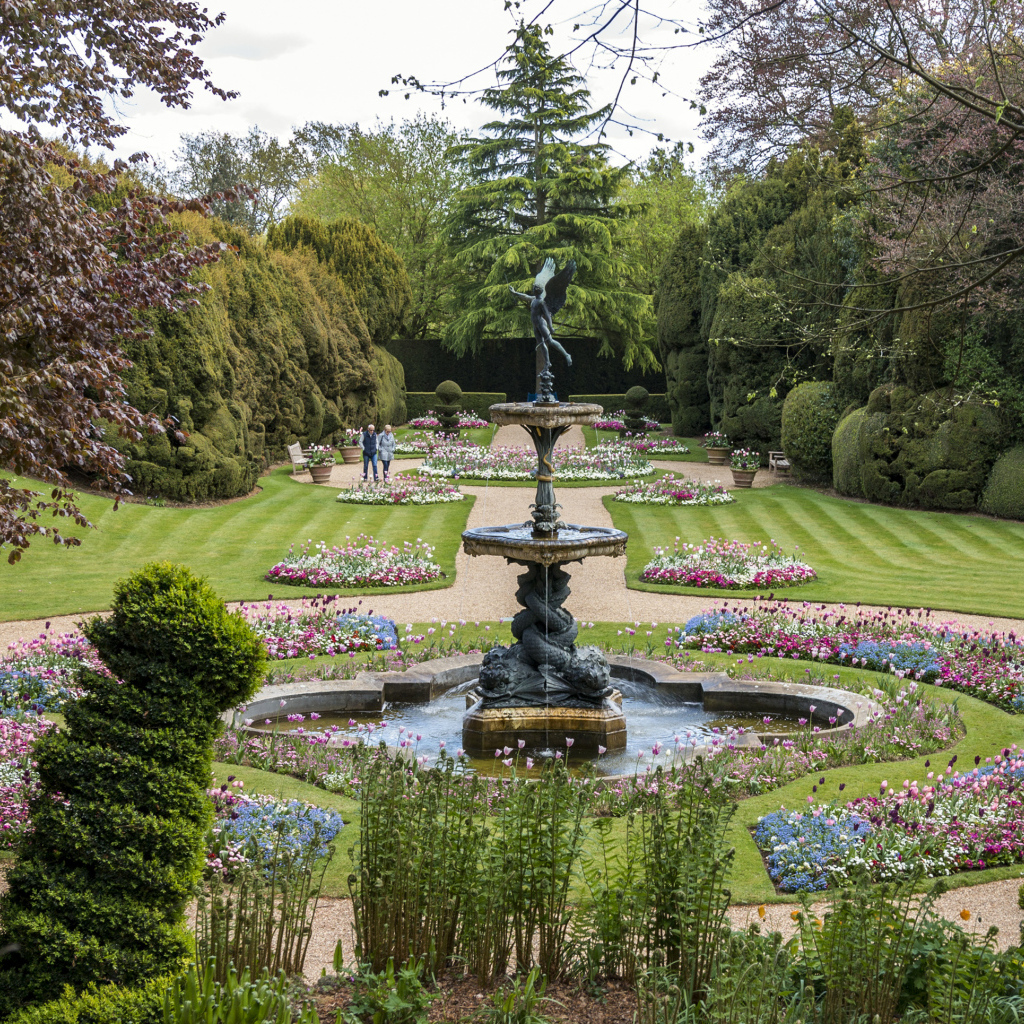 Красивый фонтан в живописном парке с зелеными деревьями