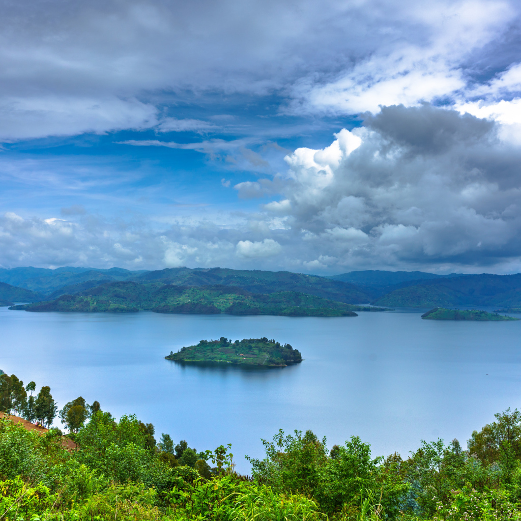 Красивый вид с высока на залив под грозовыми облаками