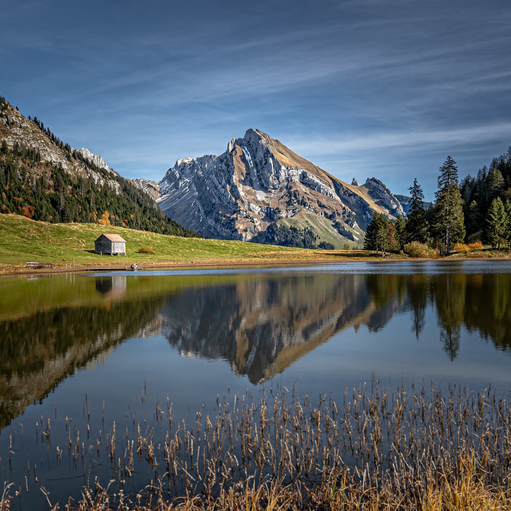 Красивый вид на прозрачное горное озеро под голубым небом 