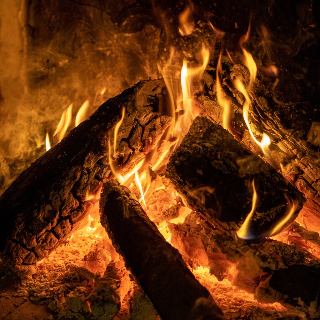 Горящие поленья в камине крупным планом