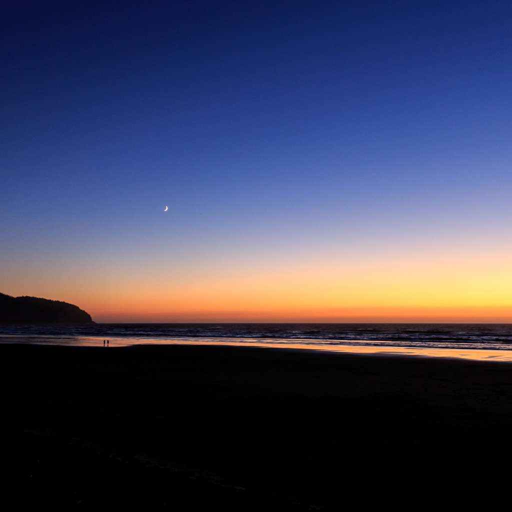 Спокойное море на закате солнца под голубым небом