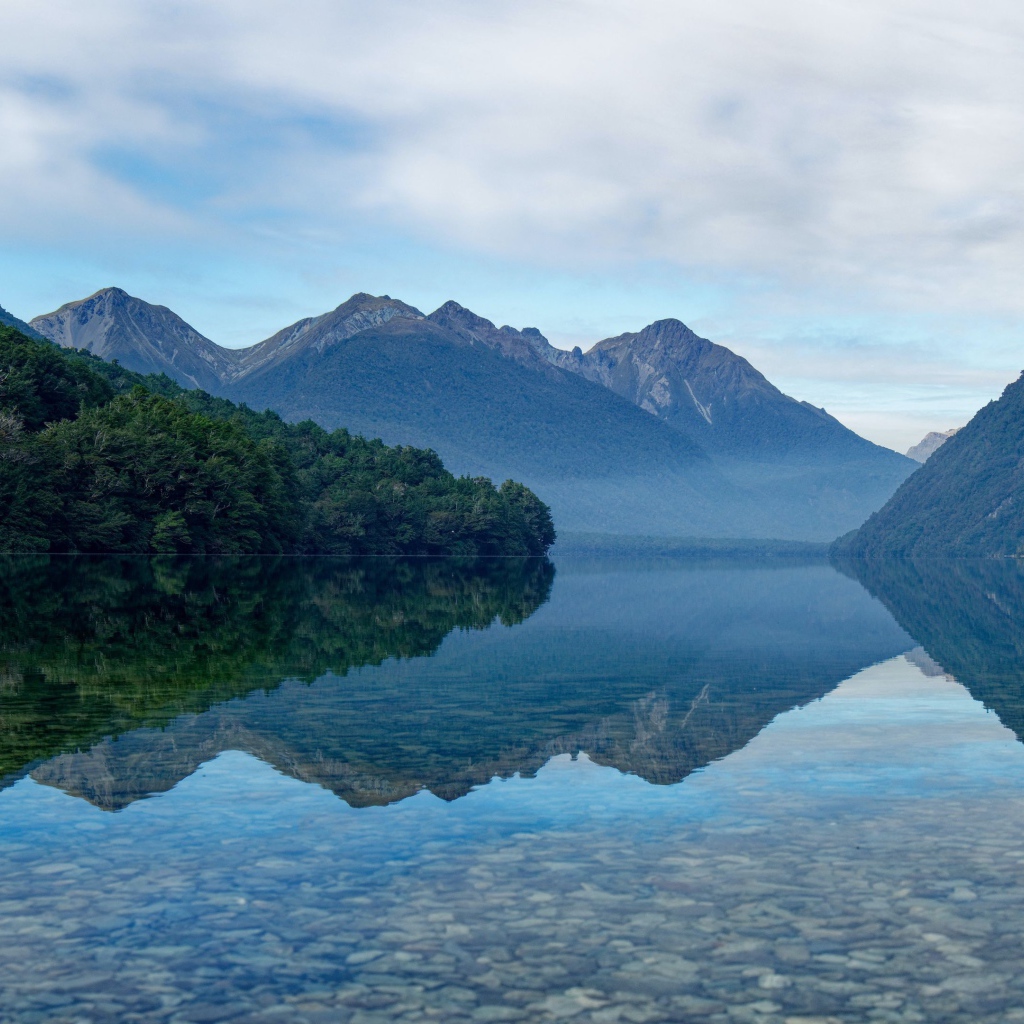 Прозрачная вода в горном озере  на рассвете