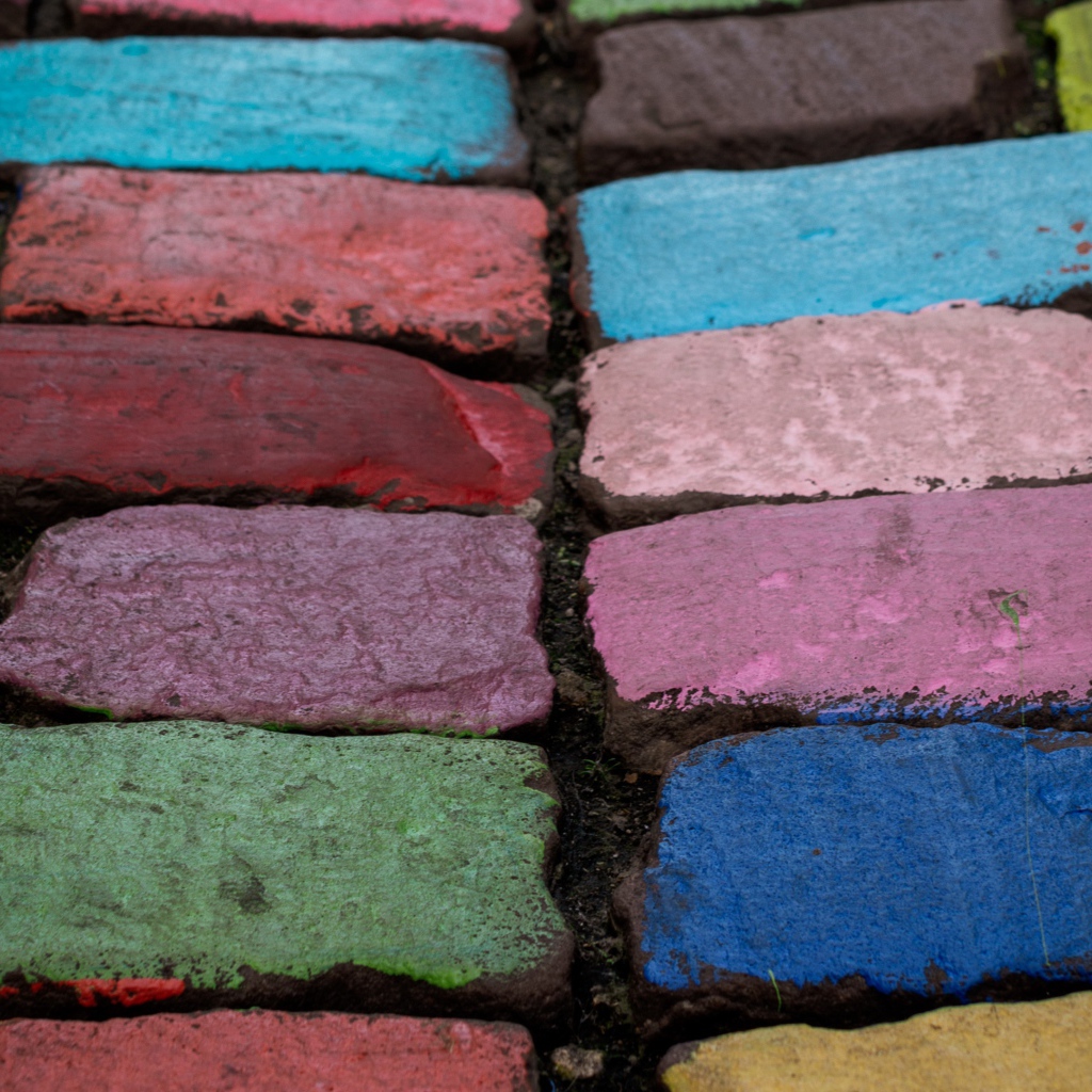 Разноцветные кирпичи на дороге 