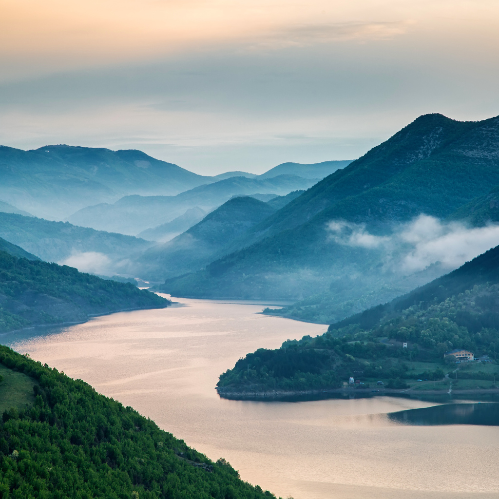Туман над рекой у подножия гор