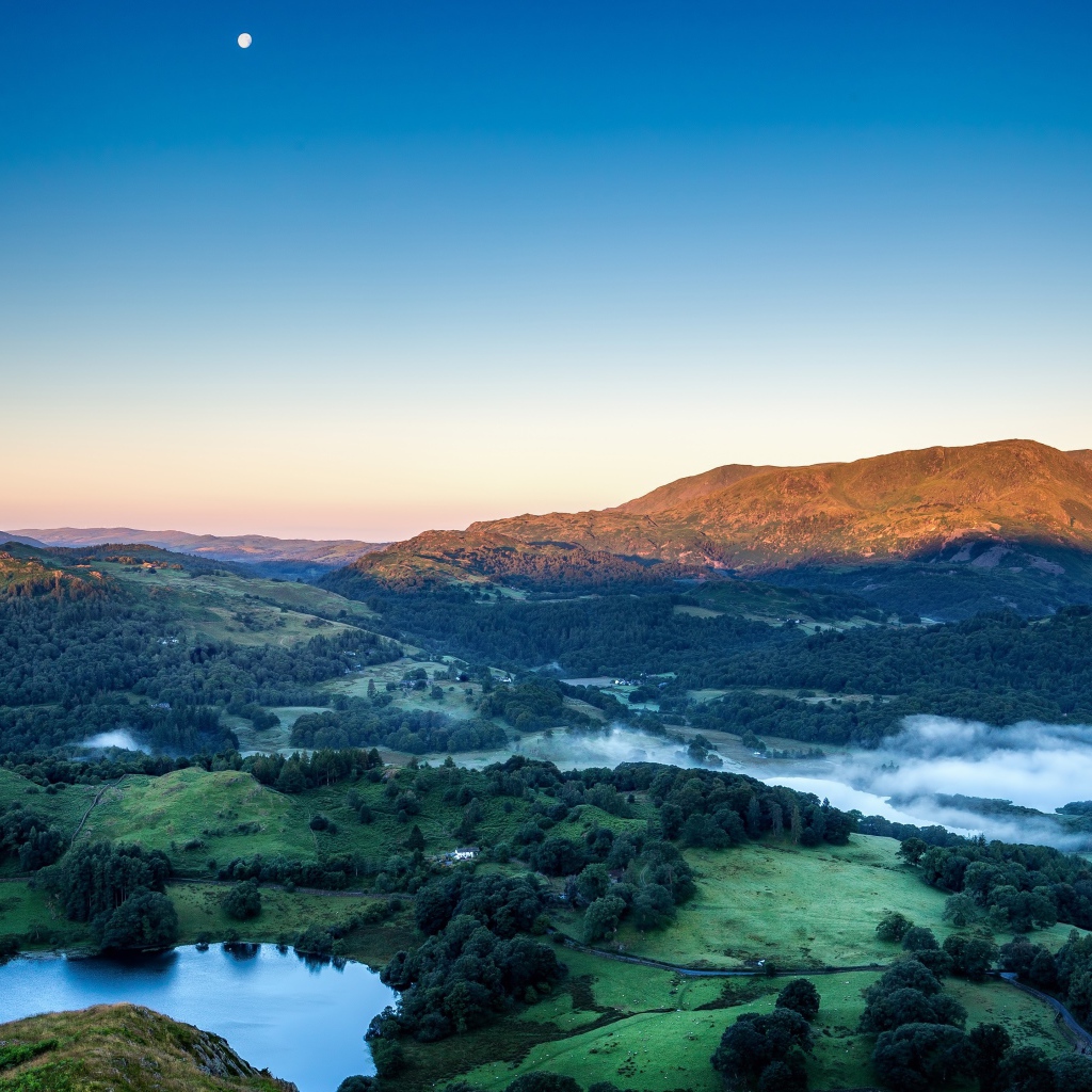 Туман над горной природой на рассвете 
