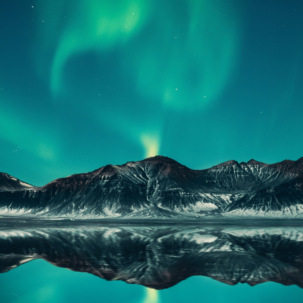Зеленое северное сияние в небе над горами у озера 