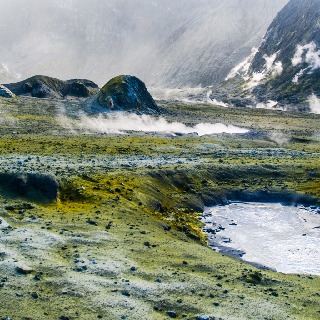 Горячие гейзеры у подножия гор 