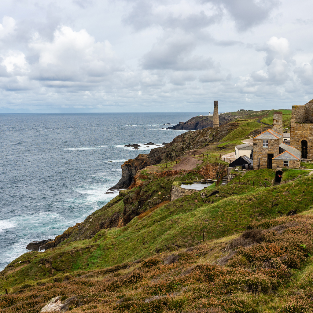 Дом на берегу скалы у океана 