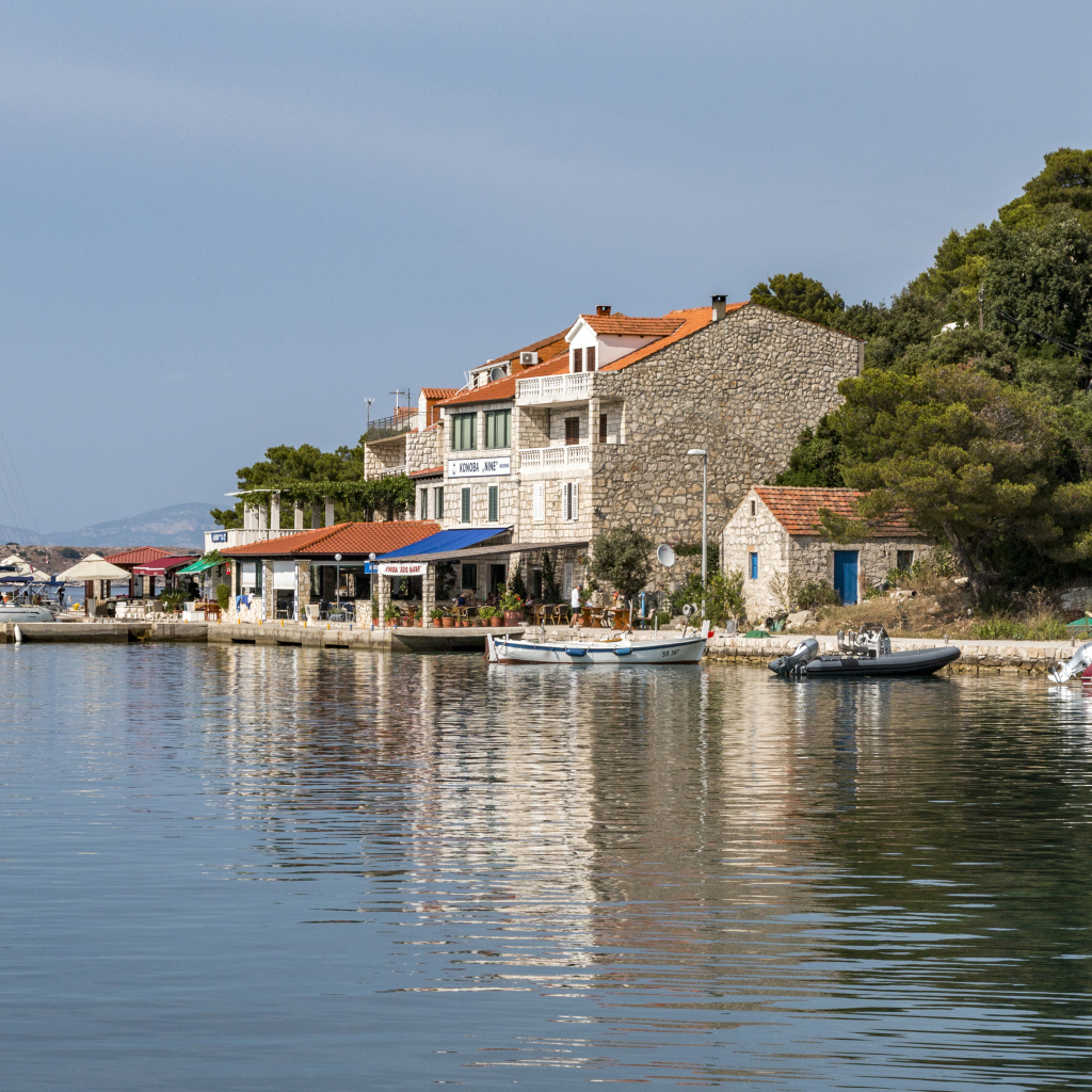 Дома на берегу залива под голубым небом
