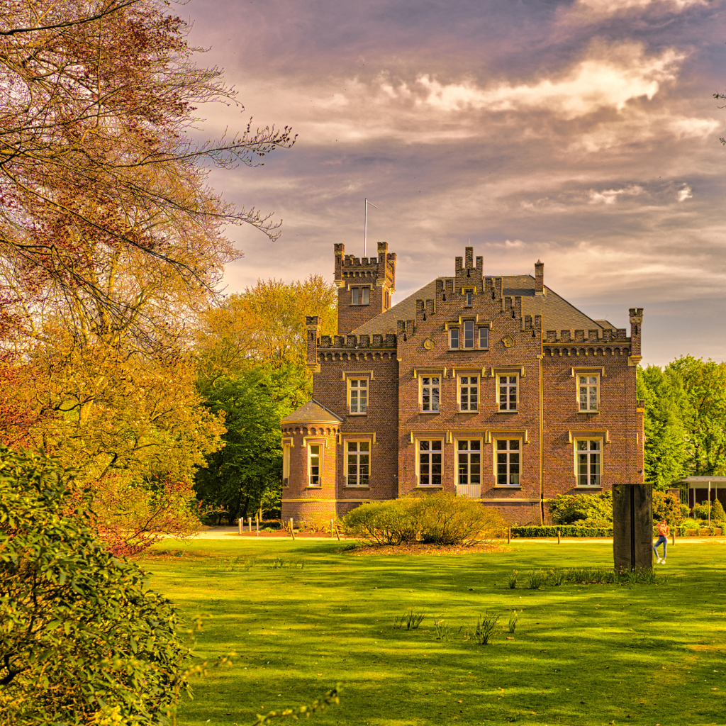 Большой трехэтажный дом в зеленом парке