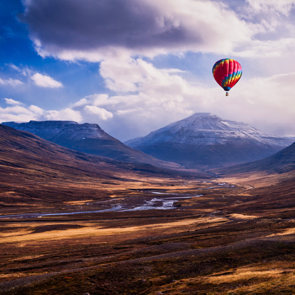 Разноцветный воздушный шар в небе над горами