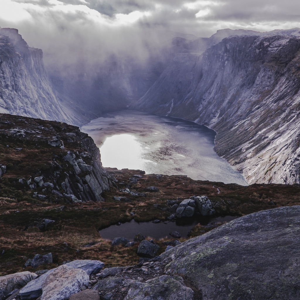 Красивый вид на залив под грозовым небом