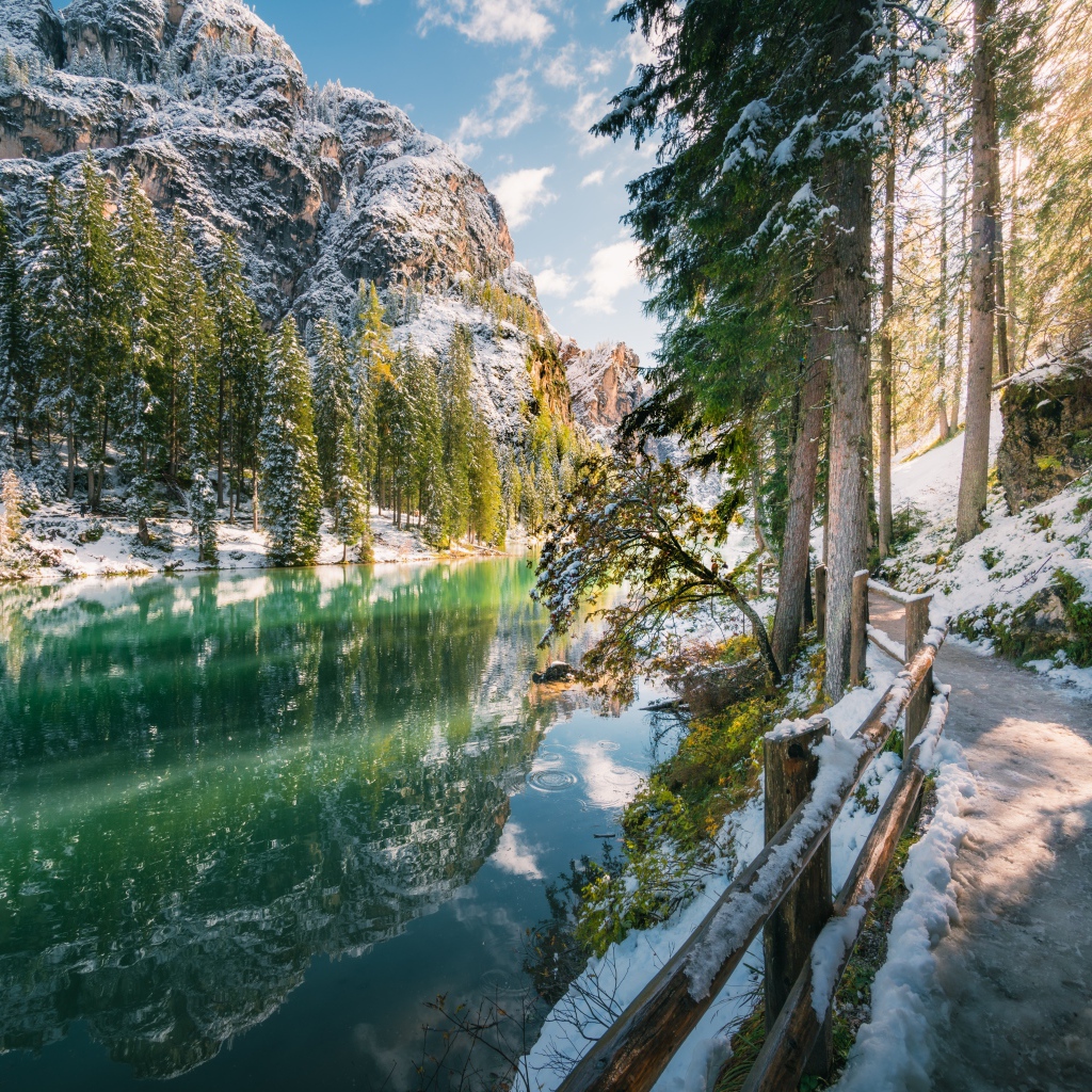 Красивый вид на холодную реку и заснеженные горы