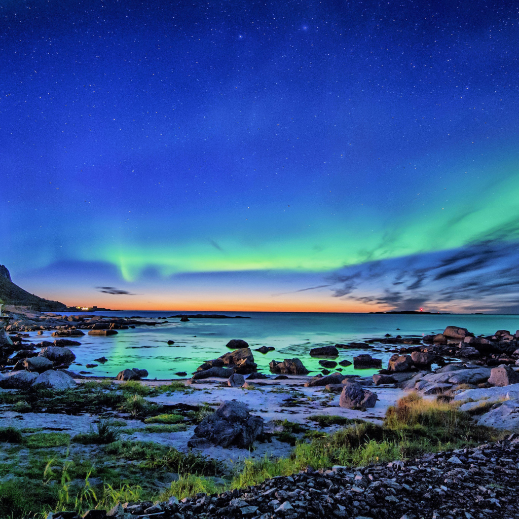 Северное сияние в небе над горным озером