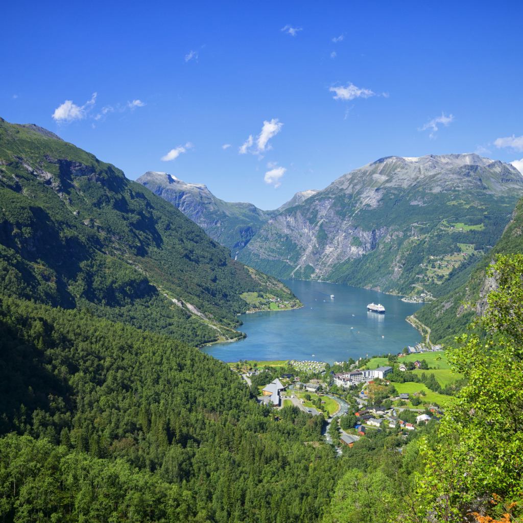 Норвежский фьорд в покрытых зеленью горах 