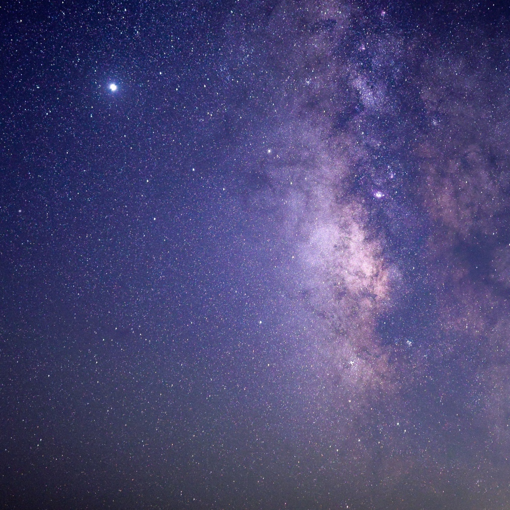 Фиолетовый млечный путь в звездном небе 