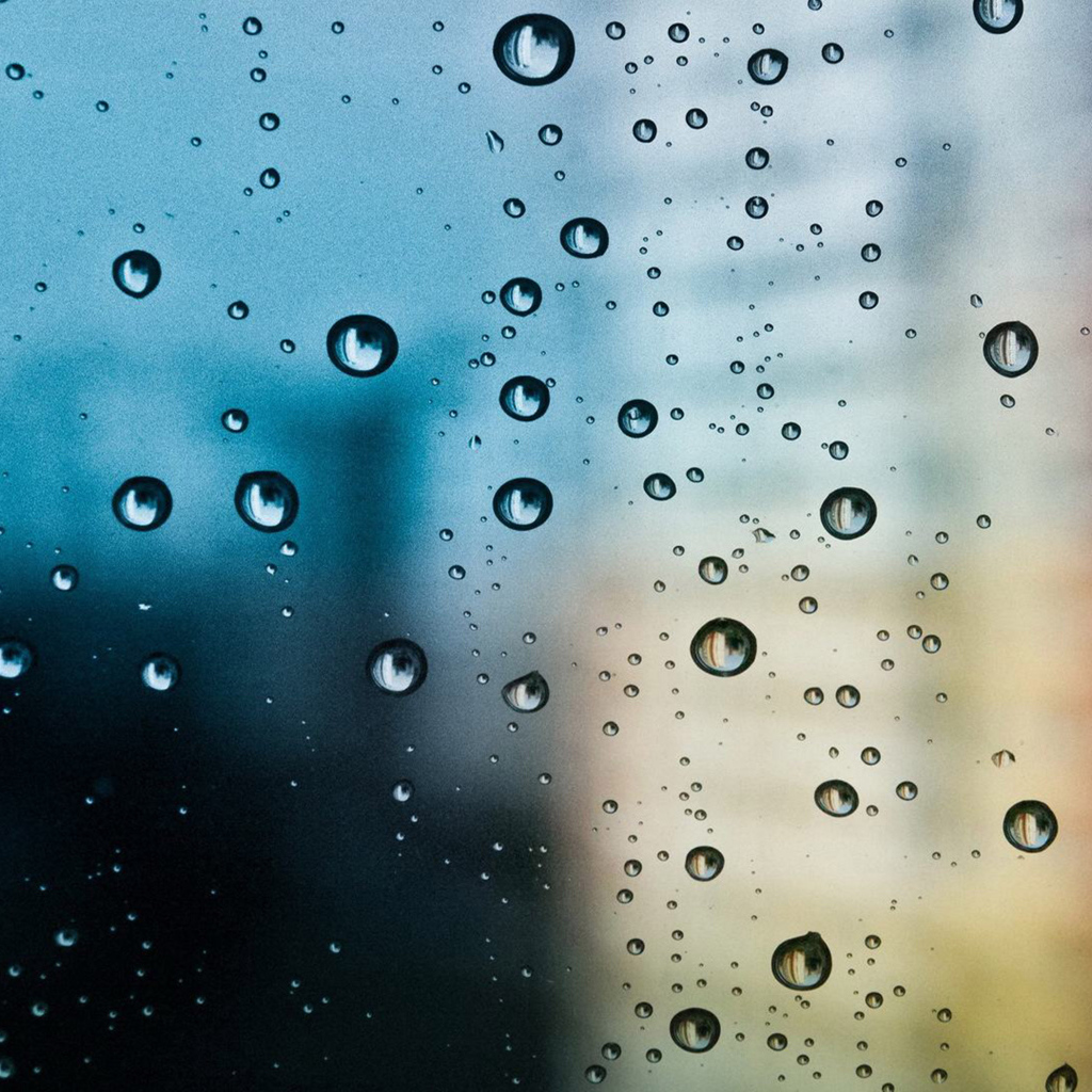 Капли дождя на холодном стекле 