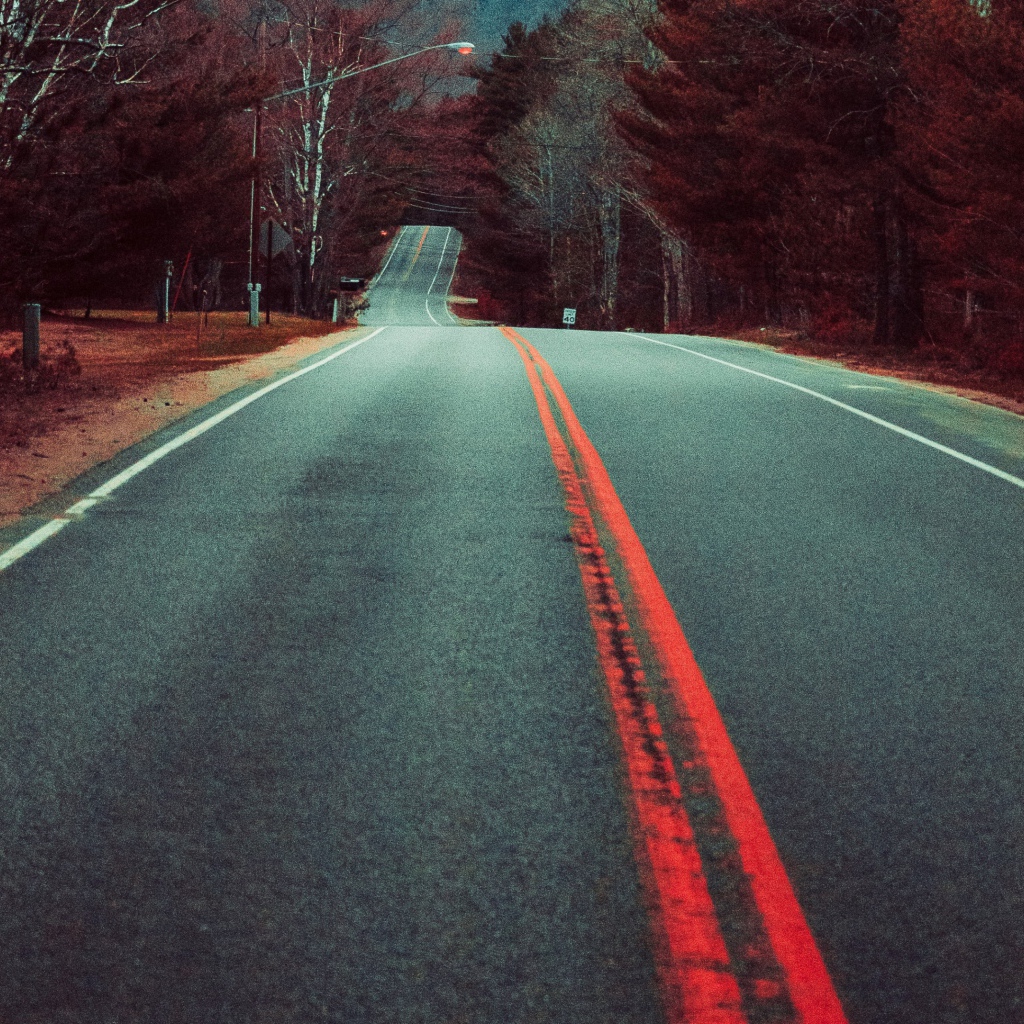 Ровная длинная асфальтовая дорога с разделительными линиями