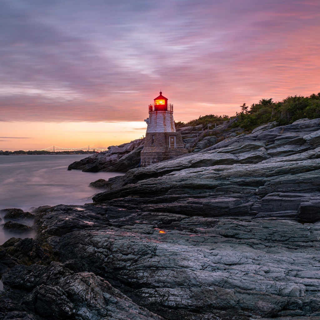 Каменный берег в океане с маяком 