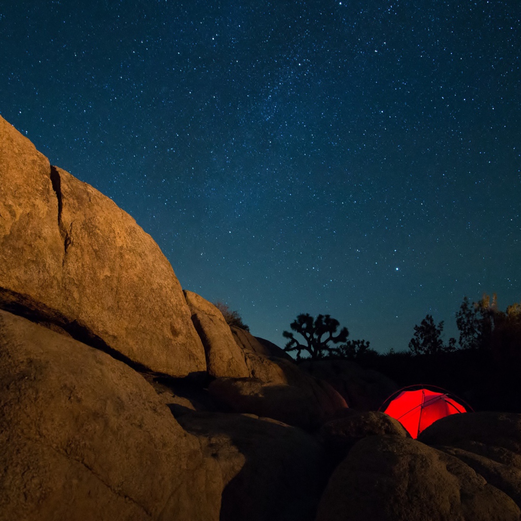 Палатка в горах под звездным небом 