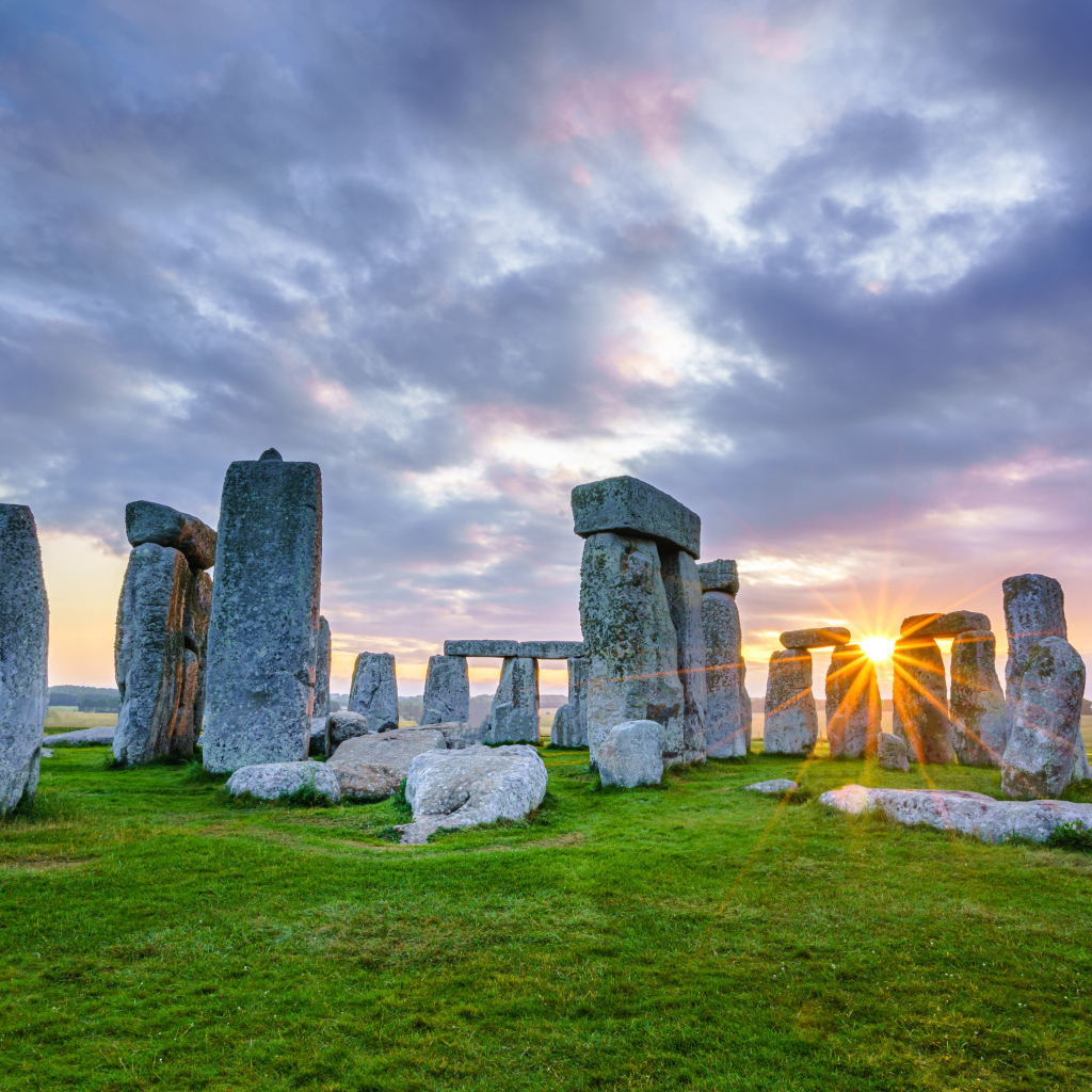 Солнце пробивается сквозь камни Стоунхенджа