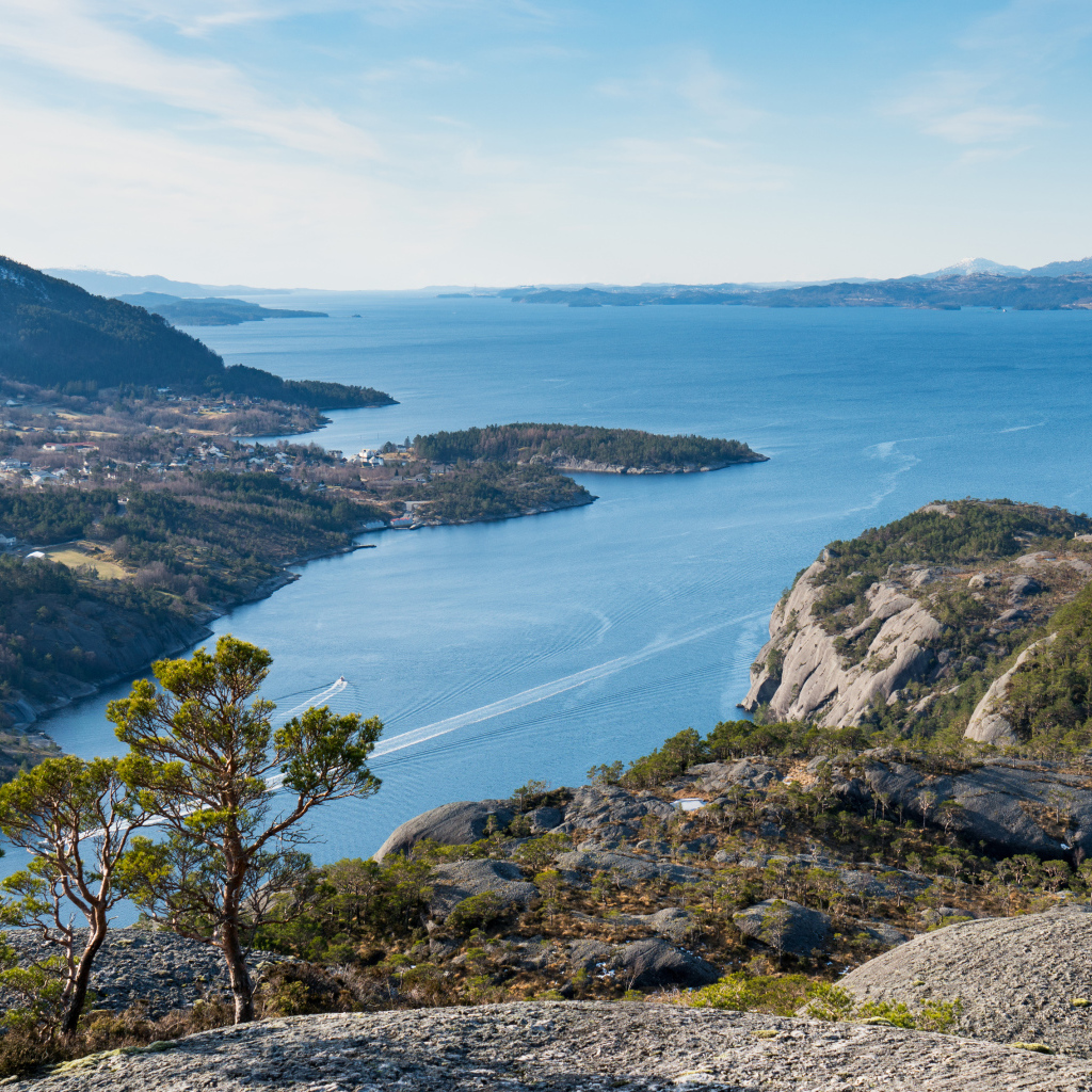Вид со скалы на фьорд, Норвегия 