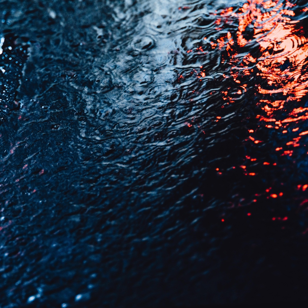 Мокрый асфальт во время дождя 