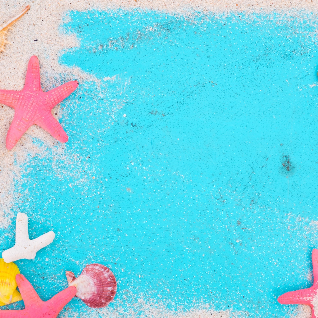 Ракушки и морские звезды с песком на голубом фоне