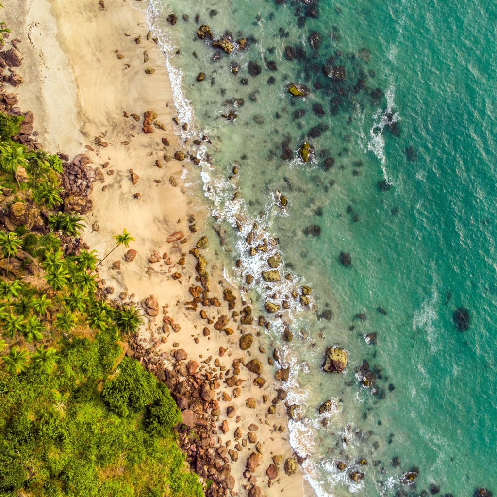 Камни в голубой воде на тропическом пляже
