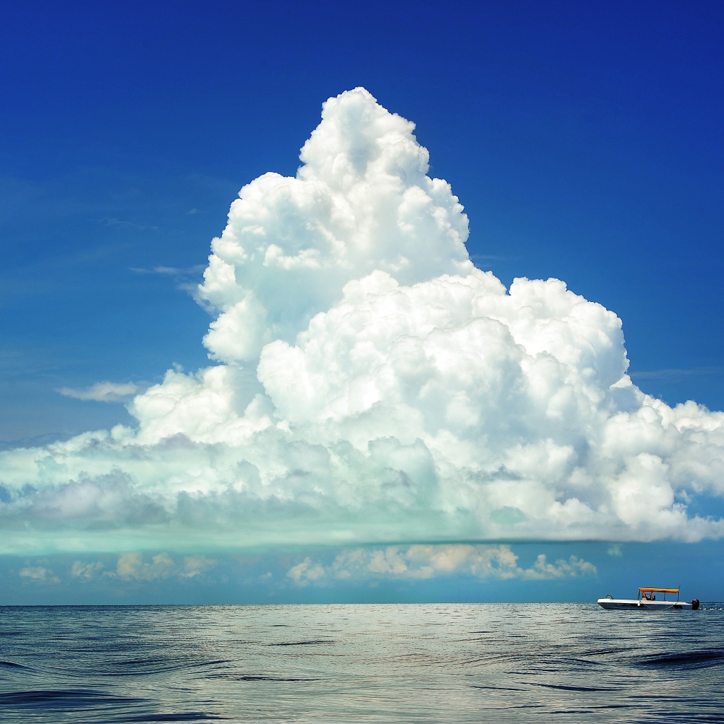 Красивое большое белое облако над морем 