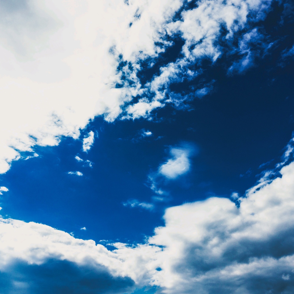 Красивое голубое небо с белыми облаками 