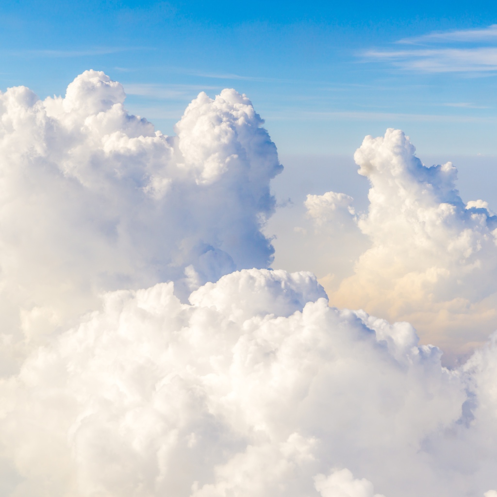 Красивые белые облака в голубом небе