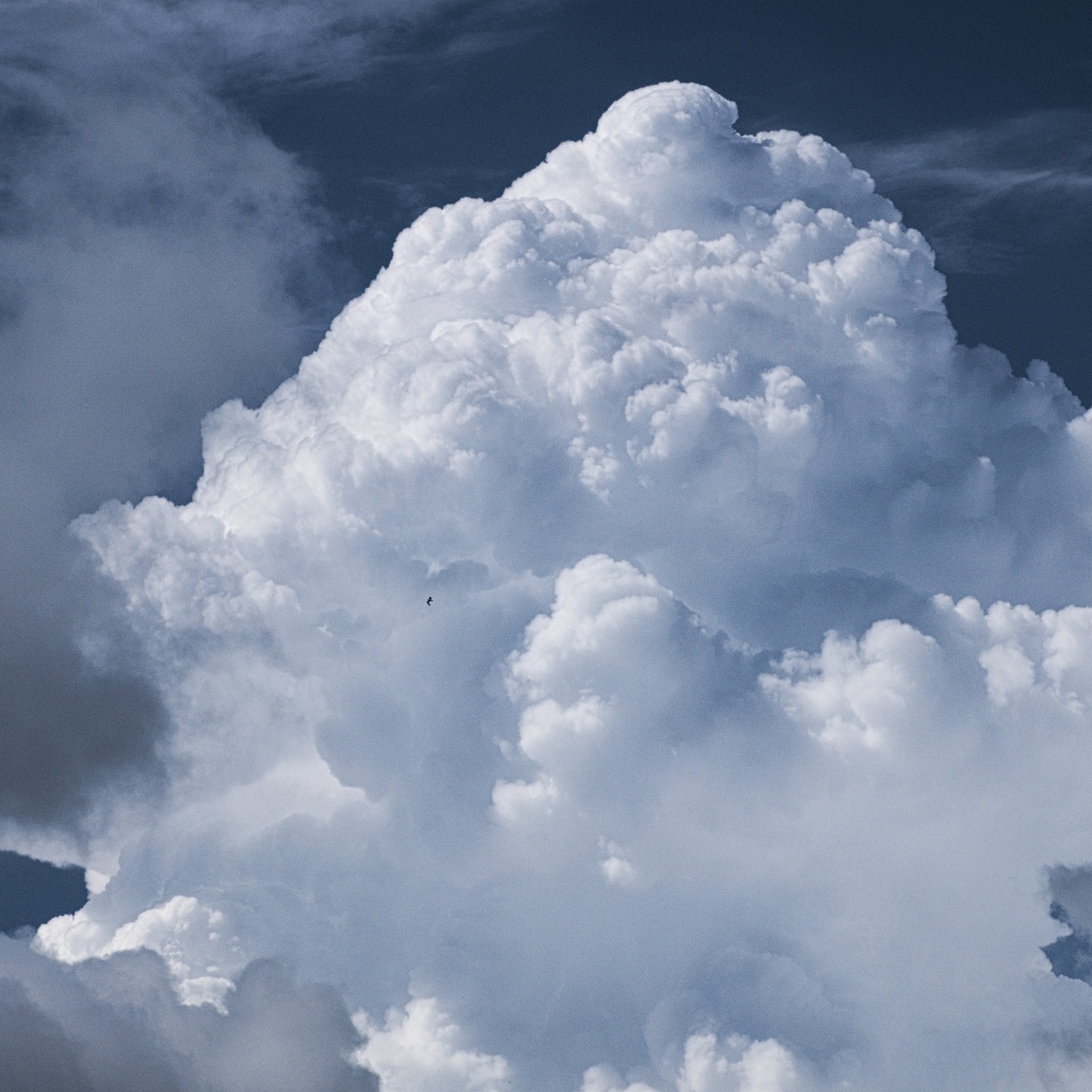 Большое белое облако в небе крупным планом