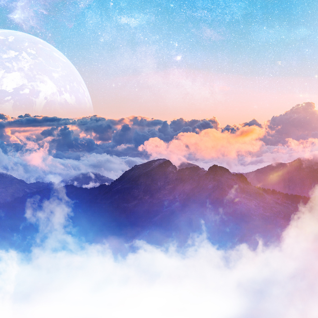 Густые облака над горами на фоне большой луны в небе