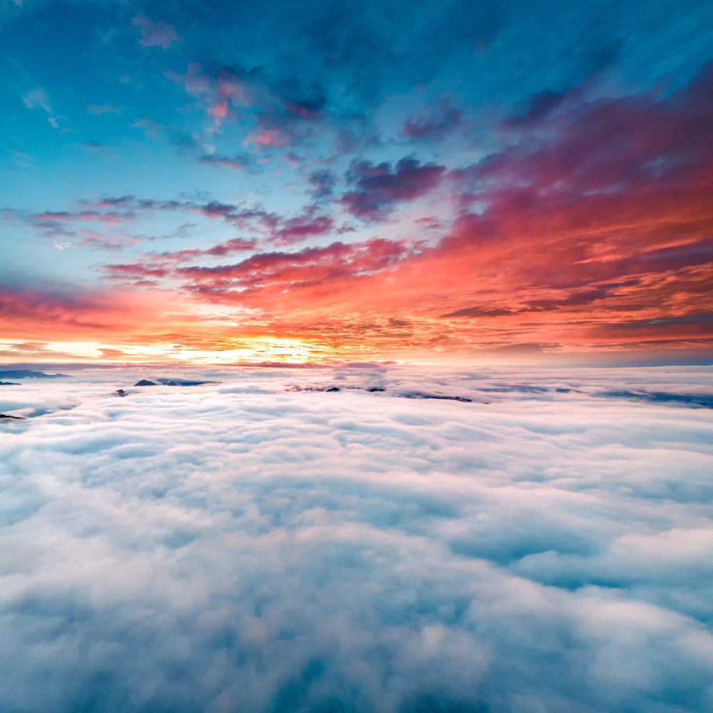 Восход солнца в небе над облаками 