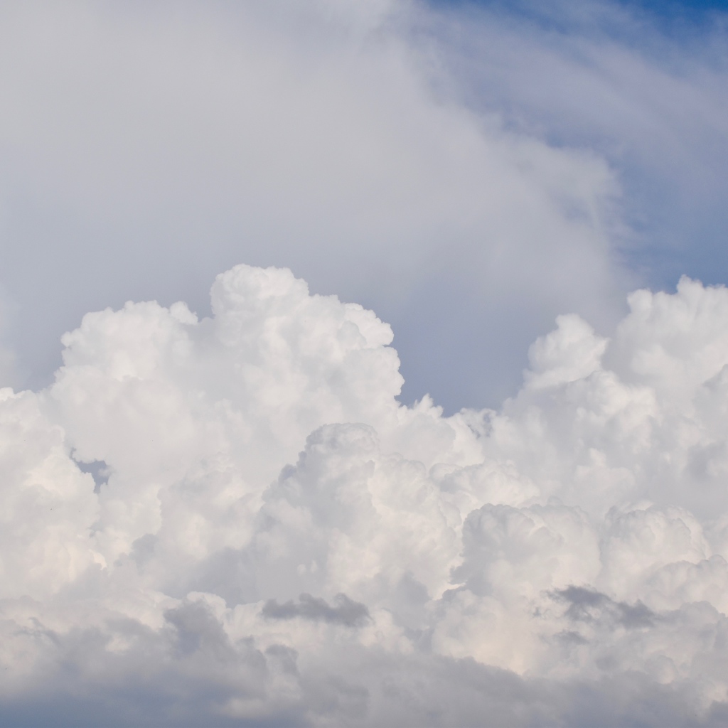 Густые белые облака в небе 