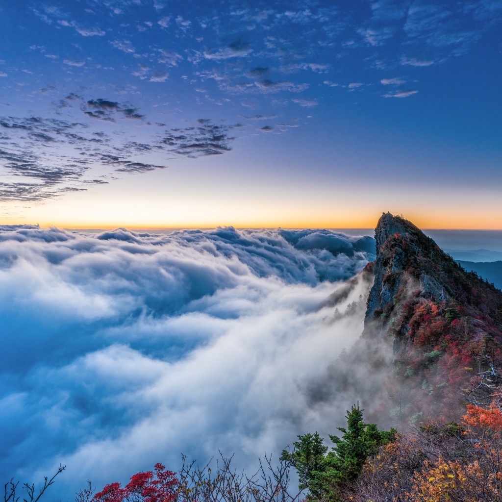 Густые белые облака над горами 