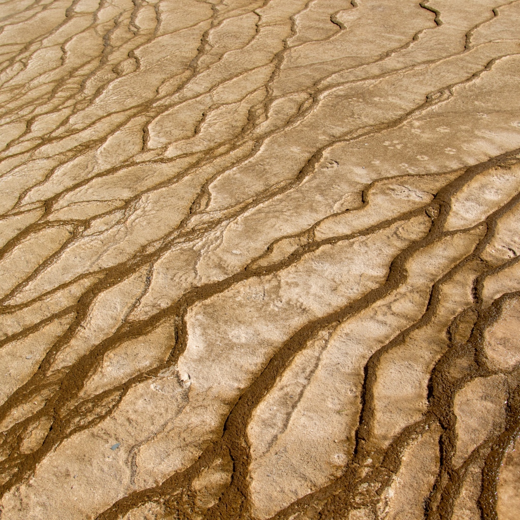 Трещины на песке крупным планом
