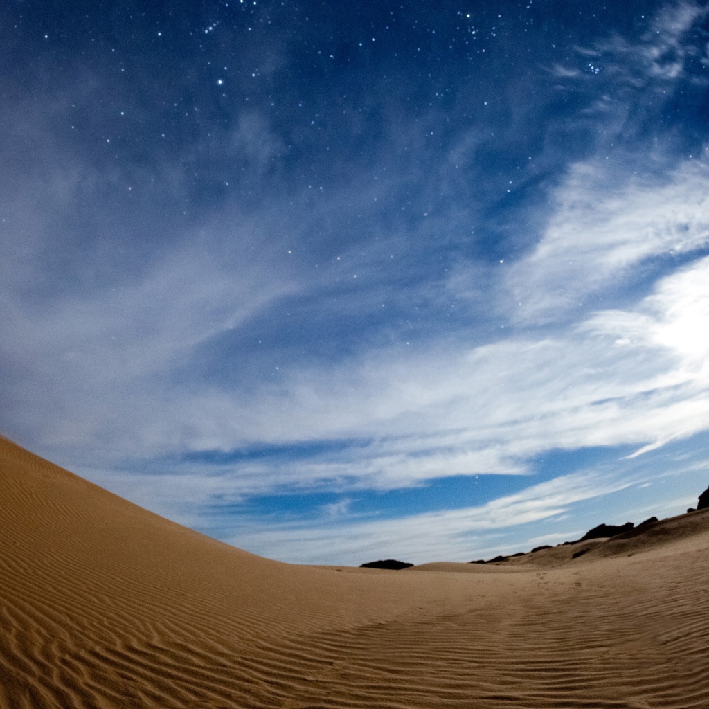 Волнистая песчаная дюна под красивым небом в сумерках 